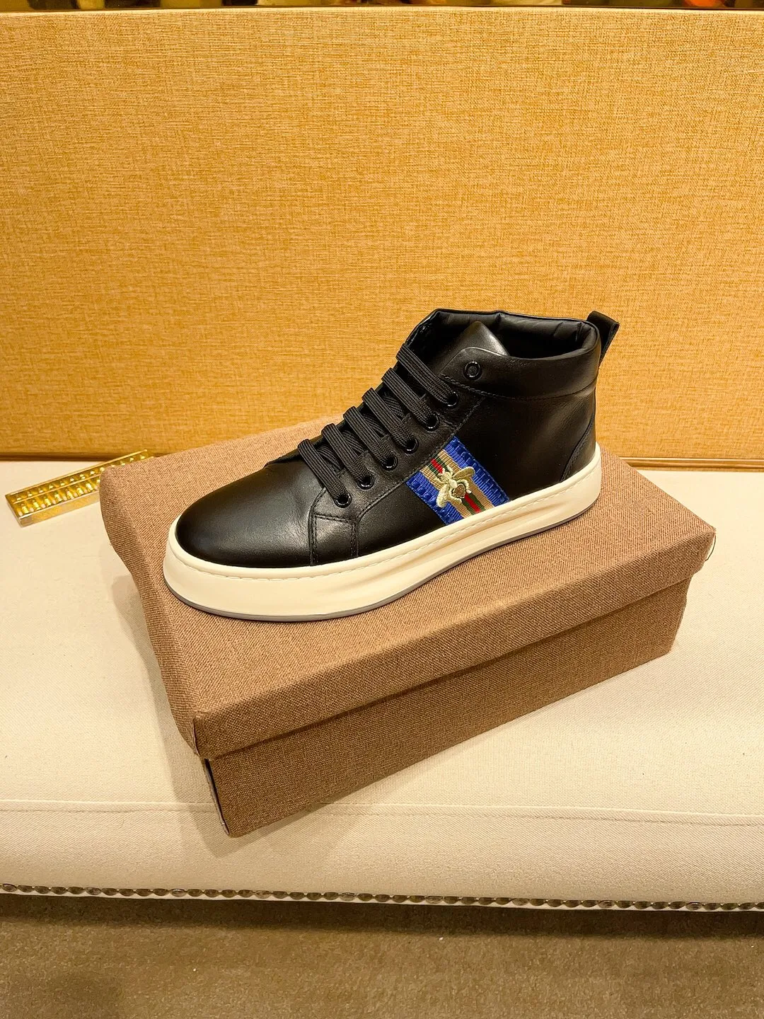 Factory price 440 [Gucci] Gucci's latest high-top casual Korean-style men's shoes, brand new autumn and winter design, perfect workmanship, cabinet quality, upper: cowhide material, leather lining; soft and comfortable, rubber outsole ultra-light, wear-resistant, simple, versatile fashion men's shoes, color optional, size 38--44